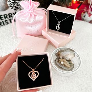 Rozbalte letos pod stromečkem něco opravdu výjimečného! 🎁 1️⃣ Otevři mušli – Nechej se překvapit perlou jako darem...