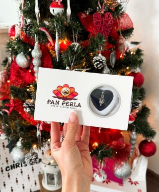 🎄✨ Otevřete kouzlo Vánoc s Panem Perlou! ✨🎄 Darujte jedinečný zážitek – sadu s pravou perlou, kterou si obdarovaný otevře...