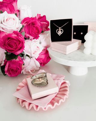 Valentýn ve znamení perel ❤️✨ Láska je jako perla – vzácná, jedinečná a krásná. Darujte své milované osobě šperk, který jí...