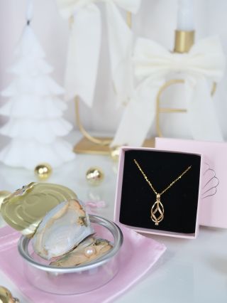 Zlatý přívěsek s něžnou perlou je symbolem elegance, která nikdy nevyjde z módy. ✨ 1️⃣ Otevři mušli – nech se okouzlit...